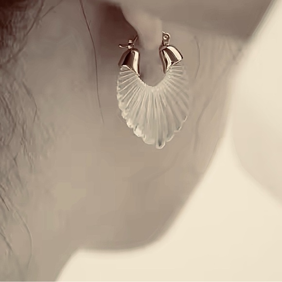 Anthro “Gabi” Sculptural Crystal Clear Scalloped Striated Parabola Frosted Hoops - Picture 4 of 14